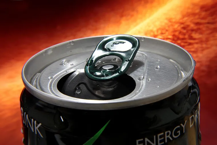 10. Energetska pića - Ona predstavljaju značajan rizik za osobe s visokim krvnim tlakom ili one sklone hipertenziji. Ovi napitci, poznati po svom stimulativnom učinku, sadrže visoke koncentracije kofeina i šećera, što može dovesti do naglog i značajnog povišenja krvnog tlaka. Važno je napomenuti da efekt energetskih pića na krvni tlak može varirati od osobe do osobe, ali općenito se smatra da redovita konzumacija ovih napitaka može predstavljati ozbiljan rizik za kardiovaskularno zdravlje, posebno kod osoba s već postojećom hipertenzijom ili predispozicijom za nju.