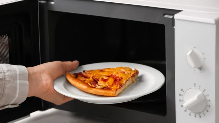 14. Gotove pizze - Kombinacija tijesta, sira i prerađenog mesa čini gotove pizze izuzetno bogatima natrijem, što ih svrstava među namirnice koje osobe s visokim krvnim tlakom trebaju izbjegavati ili konzumirati s oprezom. Tijesto za pizzu samo po sebi može sadržavati značajne količine natrija, a dodavanje sira i prerađenog mesa dodatno povećava ukupni sadržaj soli.