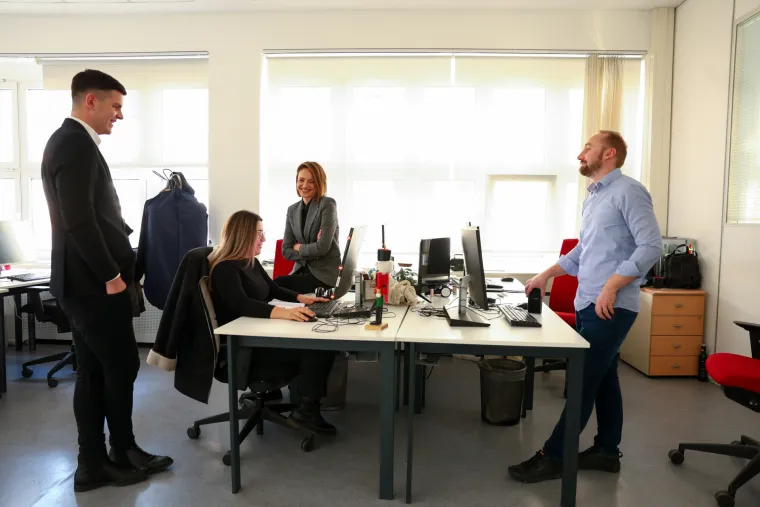 Uoči 10. rođendana RTL Direkta, vodimo vas tamo gdje sve počinje – iza kamera. Upoznajte redakciju koja svakodnevno bira najvažnije i najzabavnije teme, reportere koji su uvijek na terenu, te režiju koja sve drži pod kontrolom uživo. Direkt nije samo emisija – to je tempo, tim i energija koju gledatelji osjećaju svake večeri.