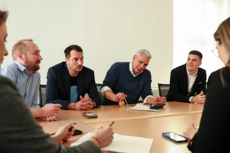 Od prvog emitiranja 2015. godine, Direkt je postavio nova pravila u informativnom programu – spoj ozbiljnih tema i opuštenog stila postao je njegov zaštitni znak. Emisija je kroz godine mijenjala lice, ali nikad karakter.