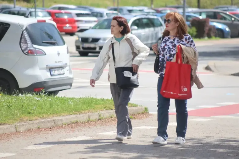Brojni Karlovčani uživali su u centru grada: Sunce im je izmamilo osmijeh na lice