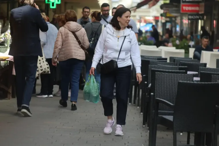Brojni Karlovčani uživali su u centru grada: Sunce im je izmamilo osmijeh na lice