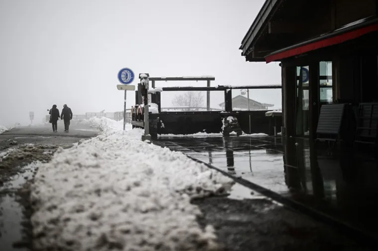Iako snijeg u travnju nije rijetka pojava u Alpama, količina koja je napadala u samo nekoliko sati jednako je iznenadila stanovnike i vlasti