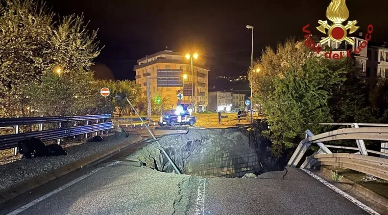 Nažalost, struja izazvana poplavom odnijela je njihov automobil dok su bili na putu i povukla ih u ovu vrtaču 