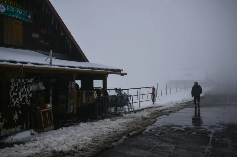 U francuskom odmaralištu Val Thorens, žena je doživjela srčani udar nakon što ju je zatrpala lavina