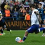 Gattuso je očigledno održao dobar motivacijski govor u poluvremenu, jer je gostima trebalo 45 sekundi da Marko Livaja dođe do lopte u kaznenom prostoru i nakon duela s Lukom Škaričićem završi na travnjaku, a Čulina bez razmišljanja dosudi kazneni udarac. Na intervenciju VAR sobe zagrebački sudac je išao pogledati snimku, ali je i nakon ostao pri svojoj odluci. Livaja je sam preuzeo odgovornost i svojim 16. prvenstvenim pogotkom izjednačio na 1-1.