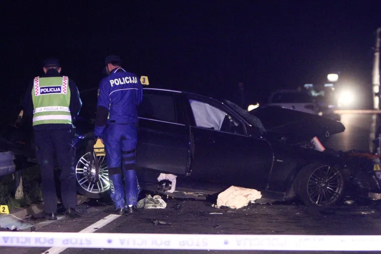 &apos;Tri odrasle muške osobe su od 1990-og do 1998-og godišta. Dvojica su životno ugrožena. Jedan je podvrgnut operativnom zahvatu. Radi se o ozljedama toraksa, abdomena i glave. Bit će još jedan podvrgnut operativnom zahvatu jer ima ozljede u području trbuha&apos;, izvijestio je primarijus Dražen Tufeković iz karlovačke Opće bolnice.