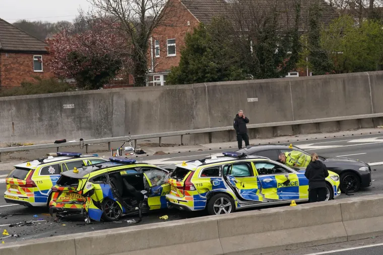 Razbijeno je pet policijskih auta.