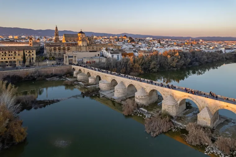 Stari grad dio je UNESCO-ve svjetske baštine, savršen za šetanje uskim ulicama. Atrakcije poput Palacio de Viana, La Juderia i Alcazar de los Reyes Cristianos udaljene su samo nekoliko minuta pješice, a postoji 29 pješačkih staza koje možete istraživati. Za obilazak glavnih atrakcija bit će vam potrebno samo 26 minuta hoda.