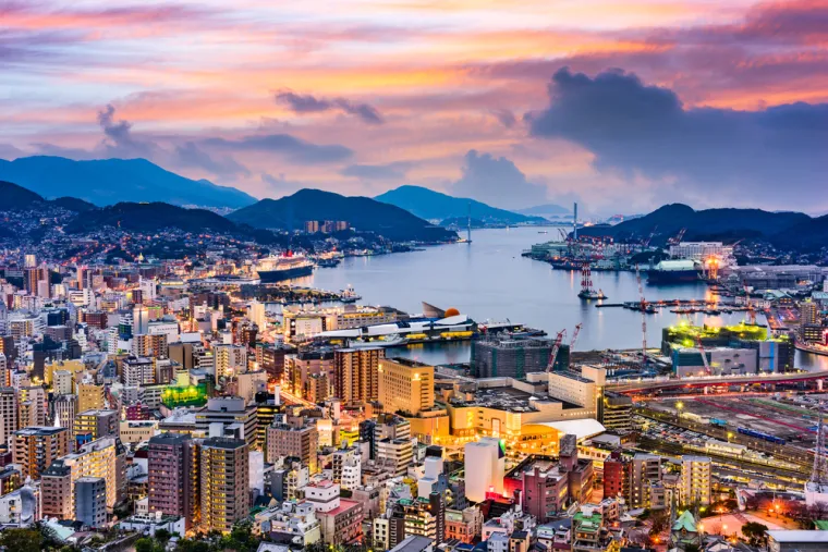 2. Nagasaki, Japan: Grad na otoku Kyushu savršen je za šetanje zahvaljujući svojoj jedinstvenoj lokaciji uz veliki zaljev i zgrade smještene na terasama okolnih brda. Među glavnim atrakcijama grada je muzejski kompleks posvećen atomskoj bombi, a nezaobilazna su i mjesta poput umjetničkog otoka Dejima, Clover Garden i Parka mira. 