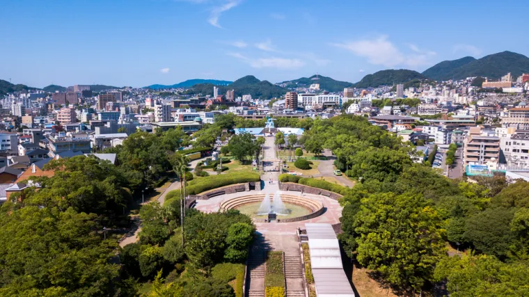 Nagasaki je grad s vrlo niskim kriminalitetom, što ga čini sigurnim za posjetitelje. Kako grad nudi 531 atrakciju koju možete obići, sigurno ćete uživati u svakom trenutku koji ondje provedete. Znamenitosti su dovoljno blizu jedna drugoj pa ćete moći sve obići pješice, bez potrebe za korištenjem prijevoza.