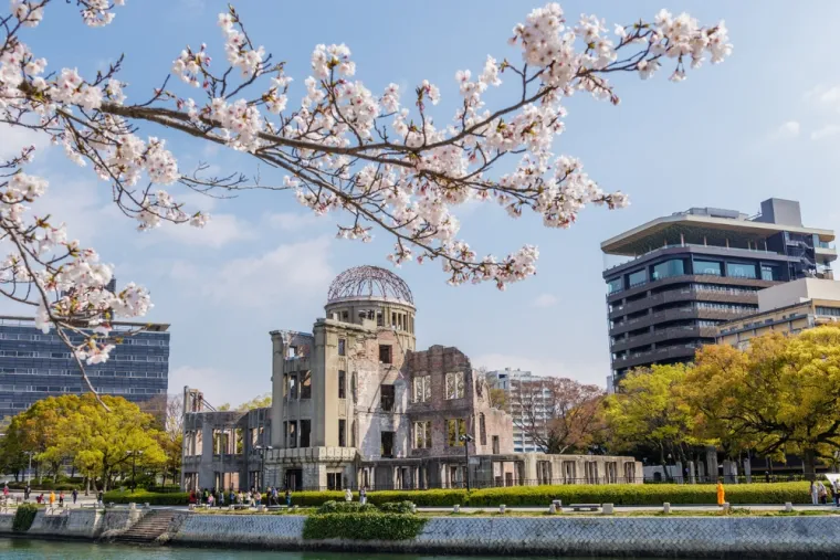 3. Hirošima, Japan: Poznata po svojoj povijesti iz Drugog svjetskog rata, Hirošima je grad s velikim kulturnim i povijesnim značajem. Posjetitelji ne smiju propustiti Park mira i Muzej mira, a grad je također poznat po ukusnim jelima, poput okonomiyaki. 