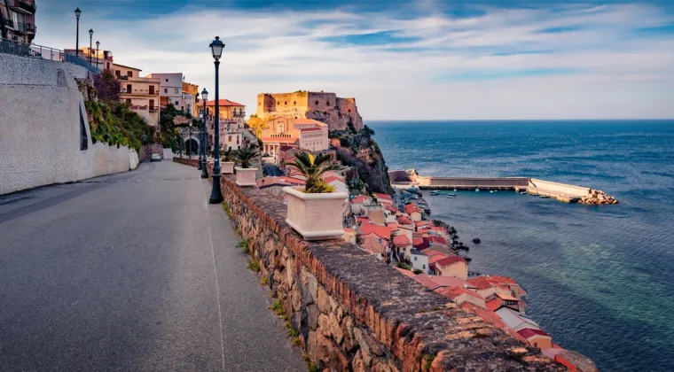 4. Reggio Calabria, Italija: Skriveni dragulj u južnoj Italiji, smješten je uz obalu s prekrasnim pogledima na more i vulkan Etna. Grad je poznat po svom povijesnom centru i impresivnim kulturnim znamenitostima, poput statue Rabarama i Museo Nazionale Della Magna Grecia. 