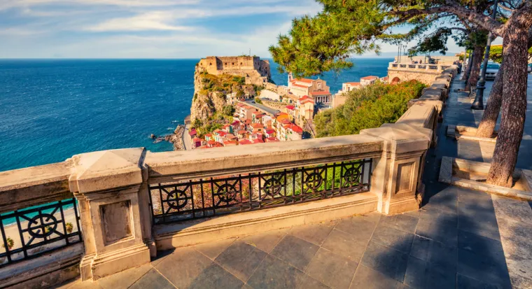 S glavnim atrakcijama udaljenim samo 25 minuta hoda, Reggio Calabria je idealna destinacija za šetanje. Osim toga, grad se ponosi izvrsnom kvalitetom zraka.