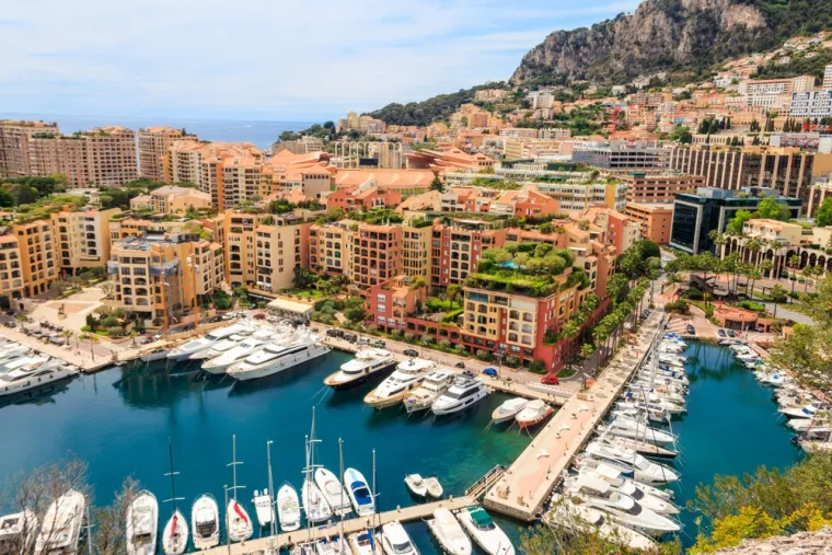 5. Monte Carlo, Monaco: Premda je poznat po luksuznim kockarnicama, Grand Prixu i glamuroznom životu, ovaj grad nudi puno više od toga. Možete šetati uz obalu, uživati u pogledu na luksuzne jahte i diviti se trgovinama s najpoznatijim svjetskim brendovima. 