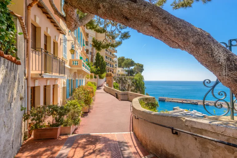 Obilazak svih glavnih atrakcija možete obaviti u samo 36 minuta hoda. Monte Carlo je prava destinacija za ljubitelje glamura i šetnji uz more.