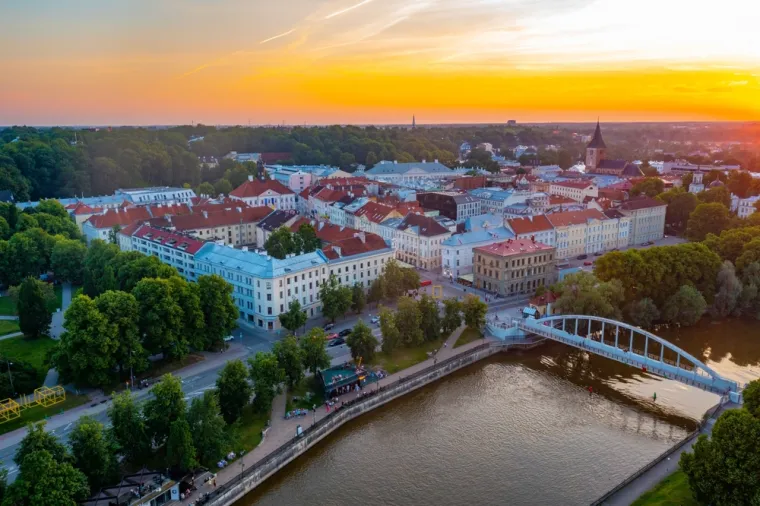 6. Tartu, Estonija: Ovaj slikovit grad smješten je uz rijeku, s mnogim povijesnim zgradama i starim četvrtima. Grad se ponosi svojim parkovima i ulicama s umjetničkim instalacijama. Za obilazak svih glavnih atrakcija, bit će vam potrebno oko sat vremena šetnje. 