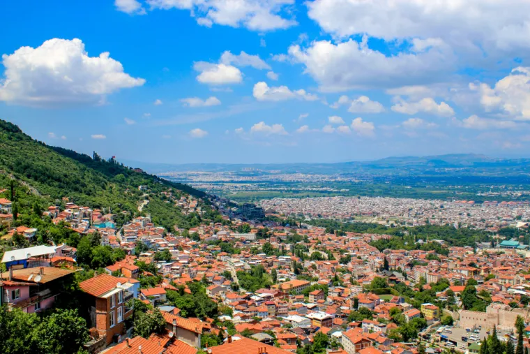 7. Bursa, Turska: Grad koji je nekada bio prijestolnica Osmanskog carstva, danas je poznat po svojim termalnim izvorima i bogatoj kulturnoj baštini. U Bursi ćete moći uživati u šetnjama kroz otmjene bazare i impozantne zgrade, poput Velike džamije i grobnice Osmana Gazija. 