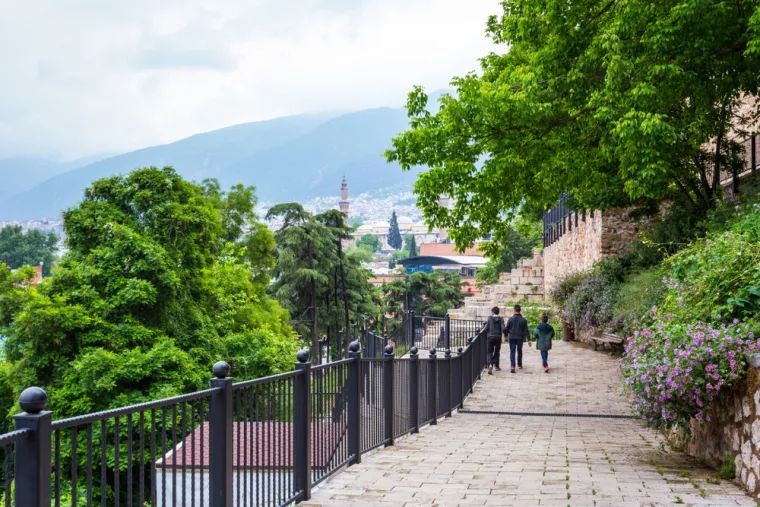 Za obilazak glavnih atrakcija potrebna su vam otprilike dva sata hoda. Bursa je također poznata po niskoj gustoći naseljenosti pa ćete uživati u opuštenim šetnjama bez gužvi.