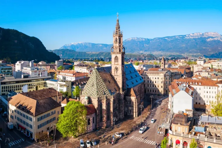 8. Bolzano, Italija: Grad je smješten u središnjem dijelu Dolomita i poznat je po svojim vinogradima i prekrasnim planinskim pejzažima. Bolzano nudi savršeno iskustvo šetnje, a za obilazak svih glavnih atrakcija trebat će vam manje od sat vremena. 