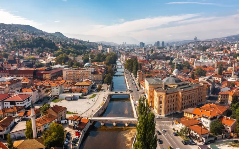 9. Sarajevo, Bosna i Hercegovina: Šarmantan grad smješten uz rijeku Miljacku, poznat je po svojoj jedinstvenoj kombinaciji istočnjačke i zapadnjačke kulture. Grad je vrlo kompaktan pa možete obići glavne atrakcije poput Baščaršije, Latinske ćuprije i Gradske vijećnice za samo 22 minute hoda. 