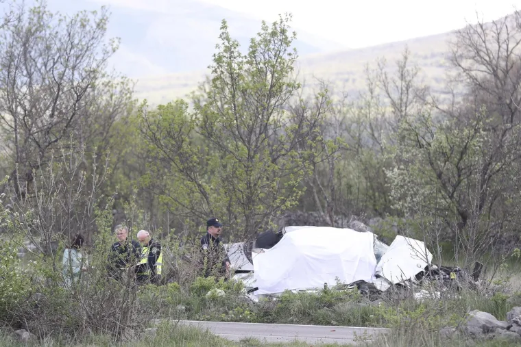 Kako se navodi u policijskom izvje&scaron;ću, u 15,25 sati na županijskoj cesti 6287, na području općine Hrvace, vozilo je sletjelo s kolnika pri čemu je jedna osoba smrtno stradala, a druga osoba, koja se nalazila u vozilu, prevezena je na pružanje liječničke pomoći u bolnicu.