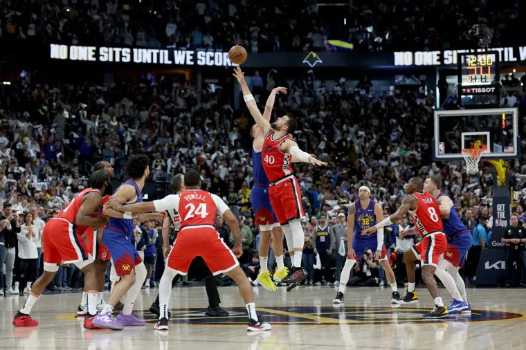 Jokić i Zubac borili su se tko će prvi uzeti loptu, ali je Zubac nadigrao zvijezdu Nuggetsa i osvojio loptu za svoju momčad 