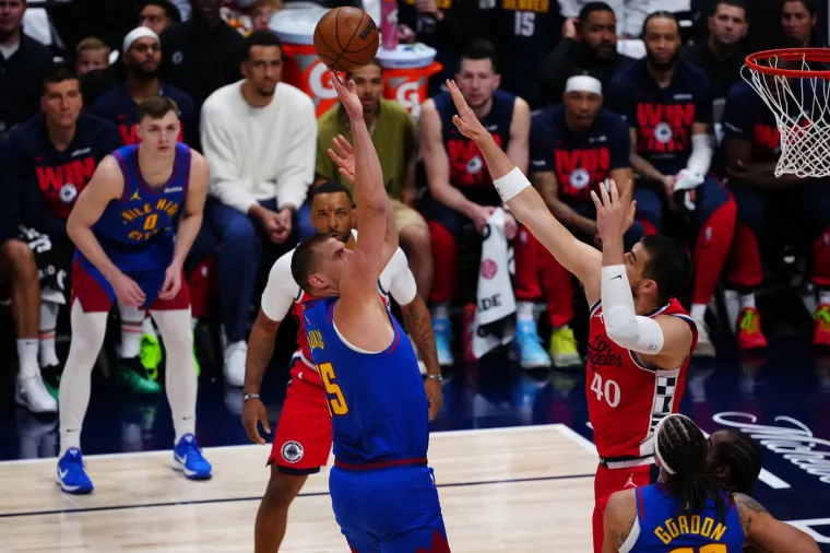 Znao je Jokić da će mu Zubac biti problem pa je u intervjuu prije utakmice rekao &quot;Igram protiv njega već godinama. Ranije je na neki način bio jednodimenzionalan, ali je jako napredovao. Sada može napadati leđima, kreirati za sebe i asistirati. Puno je više involviran u napadu. Stvarno je puno napredovao, a uvijek je bio odličan obrambeni igrač. Veliko tijelo koje je uvijek prisutno i ima sposobnost blokiranja suparnika. Bit će to zabavan okršaj&quot;, poručio je Jokić.