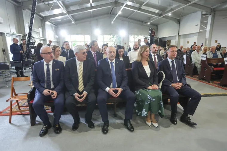 HDZ-ovci u prvim redovima na misi slušali propovijed Kutleše: Bio je tu i bivši šef SDP-a