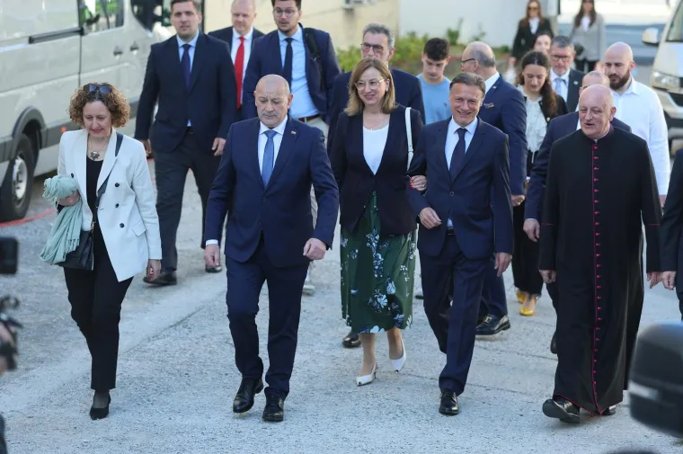 &apos;U ovom povijesnom trenutku, obilježenom mnogim nesigurnostima, posebno je važno ne prepustiti se negativnostima, već ustrajati u prepoznavanju znakova nade. Ne smijemo se prepustiti očaju, jer Kristovo uskrsnuće raspršuje svako beznađe i ispunjava nas radošću koje izvire iz vjere&apos;, kazao je u propovijedi nadbiskup Kutleša