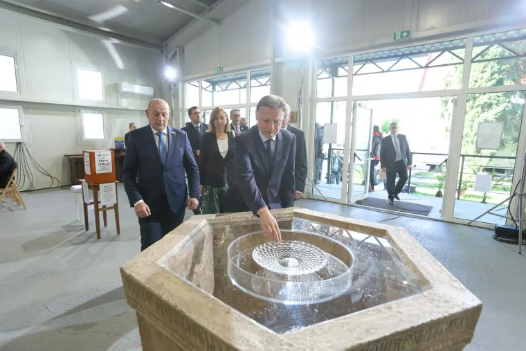 &apos;Bez njega, vjera bi bila prazna riječ, nada bi bila zavaravanje, a kršćanstvo bi se ugasilo već na svom početku. Kršćanstvo ne započinje idejom, nego događajem, ono ne počiva na ljudskoj mudrosti, nego na božanskoj inicijativi&apos;, naglasio je nadbiskup Kutleša