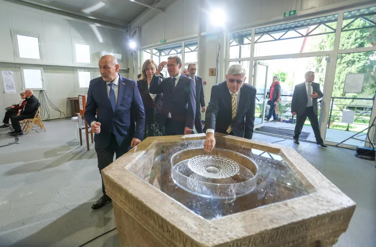 &apos;Pogrešno opažamo stvarnost u kojoj živimo. Prečesto tražimo sigurnost u onome što zapažamo tjelesnim očima, no ispravno duhovno gledanje započinje slušanjem. Duhovna sljepoća prestaje kada u našem srcu odjekuje Božja riječ&apos;, kazao je zagrebački nadbiskup na uskrsnoj misi