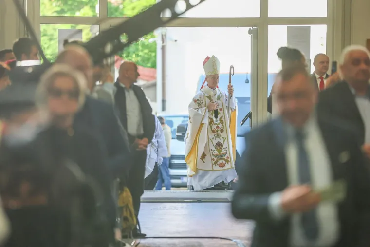 HDZ-ovci u prvim redovima na misi slušali propovijed Kutleše: Bio je tu i bivši šef SDP-a