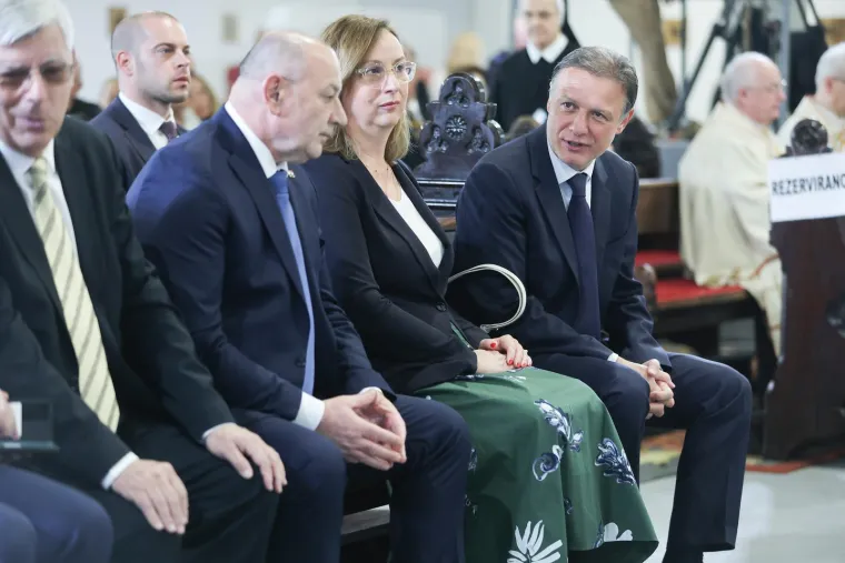 HDZ-ovci u prvim redovima na misi slušali propovijed Kutleše: Bio je tu i bivši šef SDP-a