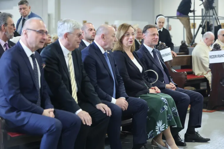 HDZ-ovci u prvim redovima na misi slušali propovijed Kutleše: Bio je tu i bivši šef SDP-a