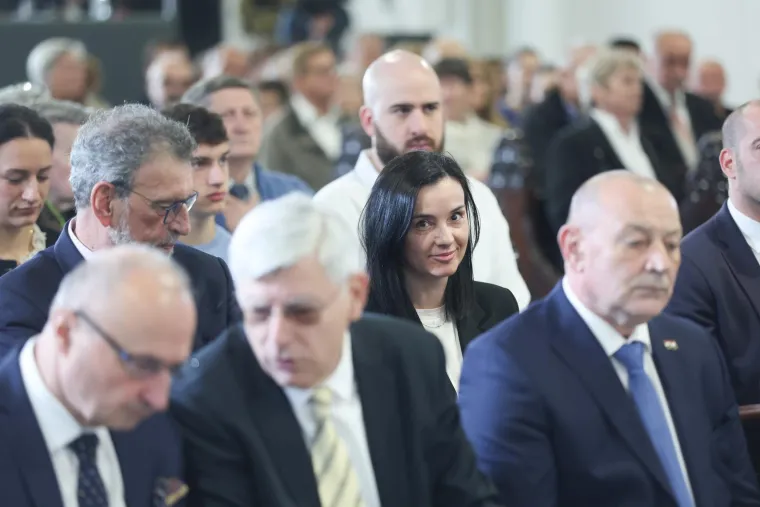 HDZ-ovci u prvim redovima na misi slušali propovijed Kutleše: Bio je tu i bivši šef SDP-a