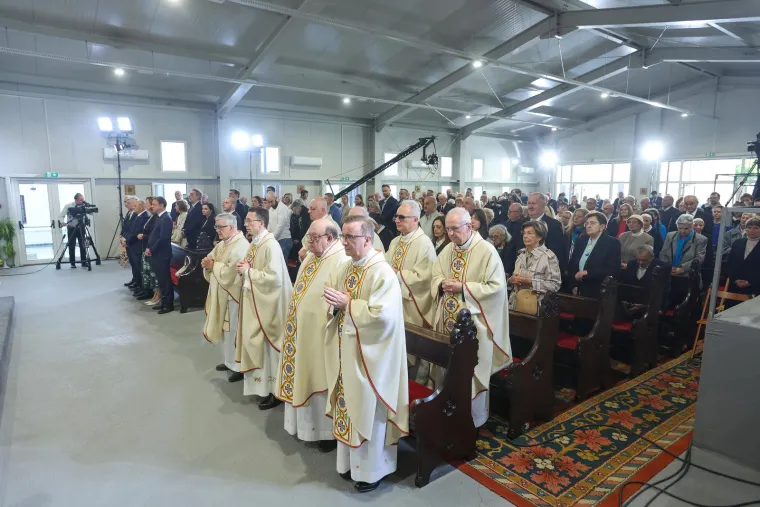 HDZ-ovci u prvim redovima na misi slušali propovijed Kutleše: Bio je tu i bivši šef SDP-a