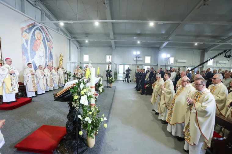 HDZ-ovci u prvim redovima na misi slušali propovijed Kutleše: Bio je tu i bivši šef SDP-a