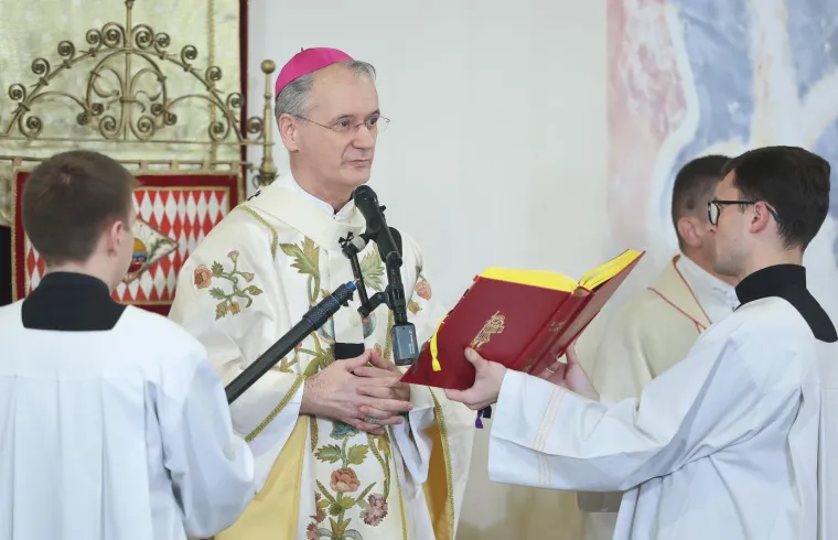 HDZ-ovci u prvim redovima na misi slušali propovijed Kutleše: Bio je tu i bivši šef SDP-a