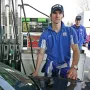 12.03.2007., Zagreb - Igrači Dinama na bezinskoj pumpi kod Španskog toče gorivo kupcima koji su došli točiti gorivo. Nikola Pokrivač.
