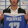 JEDAN OD NAJDRAŽIH DANA U NIKOLINOM ŽIVOTU: 07.01.2007., Zagreb - Na konferenciji za medije održanoj na stadionu Maksimir NK Dinamo predstavio je nova pojačanja. Nikola Pokrivač postao je igrač Dinama, iako koji sat prije skoro je završio u Hajduku, otkrio nam je to u podcastu prije 6 mjeseci. Na predstavljanju pokraj njega je bio Josip Tadić, s kojim se družio do zadnjeg dana. Leko, Ibanez, Tadić bili su ekipa, prijatelji, društvo. 