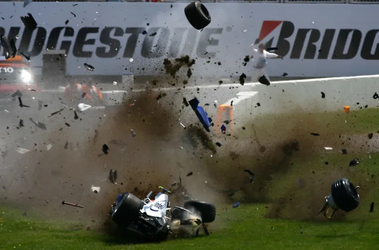 Velika nagrada Kanade 2007. najpoznatija je kao prva pobjeda Lewisa Hamiltona u Formuli 1 i prva utrka koju je osvojio crni vozač, no tog dana u Montrealu dogodio se još jedan značajan događaj. Robert Kubica imao je nesreću da je naletio na izbočinu u travi dok je izlazio sa staze, izgubio kontrolu nad bolidom i zabio se u betonski zid uz rub staze. 
