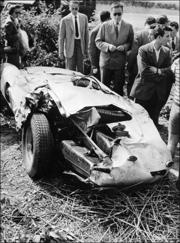 Alberto Ascari imao je dvije teške nesreće tijekom 1955. godine — iz prve je izašao sa slomljenim nosom, no četiri dana kasnije nije imao te sreće kada se njegov bolid prevrnuo dvaput i on je preminuo u roku od nekoliko minuta. Prva nesreća dogodila se u Monaku, gdje je spektakularno izletio s piste i završio u luci, pri čemu je zamalo poginuo utapanjem. Kobna nesreća dogodila se nekoliko dana kasnije na Monzi. Izlazeći iz brzog lijevog zavoja, Ascari je izgubio kontrolu, bolid se prevrnuo dvaput i sletio na prednji kraj.