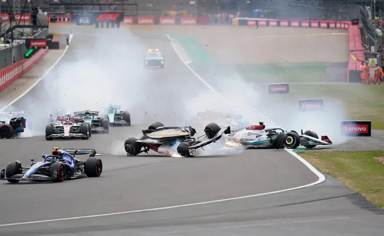 Jedna od najstrašnijih nesreća ovog desetljeća dogodila se na Velikoj Nagradi Britanije na stazi Silverstone 2021. godine kada se bolid Kineza Guanyu Zhoua prevrnuo i odsklizao skroz do barijera gdje je vozač ostao zarobljen neko vrijeme 