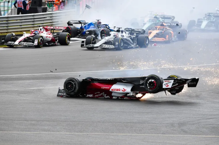 Mogla je to biti još jedna u nizu smrtonosnih nesreća Formule 1, ali je život Zhou spasio &apos;halo&apos; zaštitni okvir koji štiti glavu vozača 