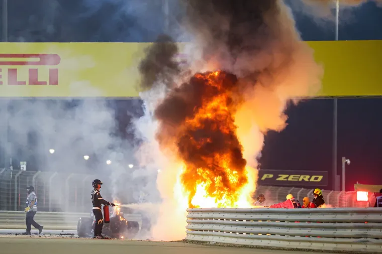 Već u prvom krugu utrke, vozač Haasa Romain Grosjean sudario se s AlphaTaurijevim koji je vozio Daniil Kvyat. Grosjeanov bolid se zabio  velikom brzinom u barijeru i prošao kroz nju, a sila udara doslovno je prepolovila bolid