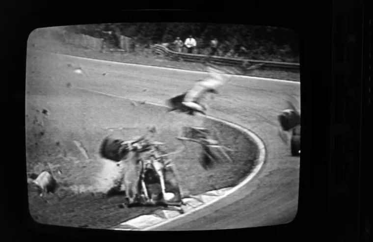 Dok je Villeneuve prolazio kroz zavoj, ispred sebe je ugledao Jochena Massa koji se kretao znatno sporije. Mass je poku&scaron;ao skrenuti s puta kako bi ga propustio, ali to nije uspio na vrijeme, te je Villeneuve udario u stražnji dio Massovog bolida i odletio u zrak. Njegov Ferrari je letio vi&scaron;e od 100 metara kroz zrak prije nego &scaron;to je pao na tlo. Kada je nos bolida udario o tlo, Villeneuve je izbačen iz vozila i odbačen jo&scaron; 50 metara prema za&scaron;titnoj ogradi, dok se bolid gotovo potpuno raspao pri udarcu. Villeneuve je zadobio smrtonosni prijelom vrata i nije disao. Bio je priključen na aparate za održavanje života, no preminuo je kasnije istoga dana.