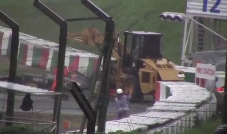 Nesreća Julesa Bianchija također će ostati kao jedna od onih koje ćemo se uvijek nerado prisjećati. Jo&scaron; jedna u nizu smrtonosnih slučajeva zbog gre&scaron;aka FIA-U 42. krugu Velike nagrade Japana 2014., na potpuno natopljenoj stazi u Suzuki, vozač Saubera Adrian Sutil izgubio je kontrolu nad svojim bolidom u zavoju Dunlop, koji se nalazi na usponu, i izletio u za&scaron;titne gume. Incident je bio pokriven dvostrukim lokalnim žutim zastavama. Suci su odmah u&scaron;li na stazu, a na mjesto nesreće poslana je i dizalica kako bi se uklonio bolid. Doslovno nekoliko sekundi nakon &scaron;to su se ti potezi poduzeli, Jules Bianchi izgubio je kontrolu nad svojim Marussijinim bolidom, ulazeći u isti zavoj na gotovo identičan način kao Sutil krug ranije 