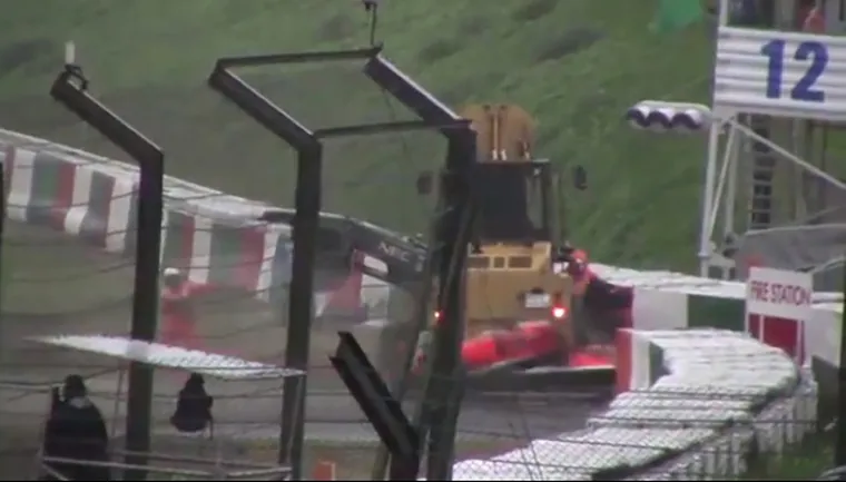 Bianchi je udario u kran koji je stajao pored Sutilovog bolida. Njegova kaciga udarila je u donji dio dizalice pri brzini od 126 km/h. Snaga udara izazvala je trenutnu i te&scaron;ku ozljedu glave &ndash; čak ni najsuvremenija za&scaron;tita kacige nije bila dovoljna da ga za&scaron;titi.Bianchi je izvučen iz bolida i odvezen kolima hitne pomoći u Opću bolnicu u Yokkaichiju &ndash; medicinski helikopter, koji bi ga inače prevezao, nije mogao poletjeti zbog lo&scaron;ih vremenskih uvjeta. Dva dana kasnije, Marussia je objavila da je Bianchi zadobio &bdquo;difuznu aksonalnu ozljedu&ldquo; mozga i da je u kritičnom, ali stabilnom stanju.