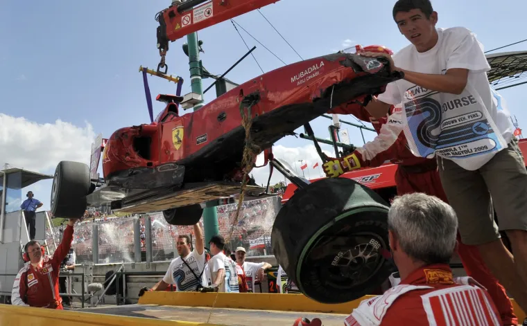 Prikaz bolida Felipe Massa kojeg je spasila kaciga pri sudaru u za&scaron;titne barijere nakon &scaron;to je pogođen dijelom koji je ispao s bolida Rubensa Barichelle 